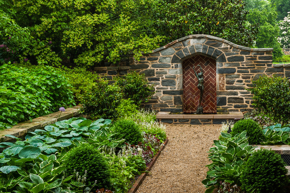 Design ideas for a traditional full sun garden in Philadelphia with a water feature and gravel.