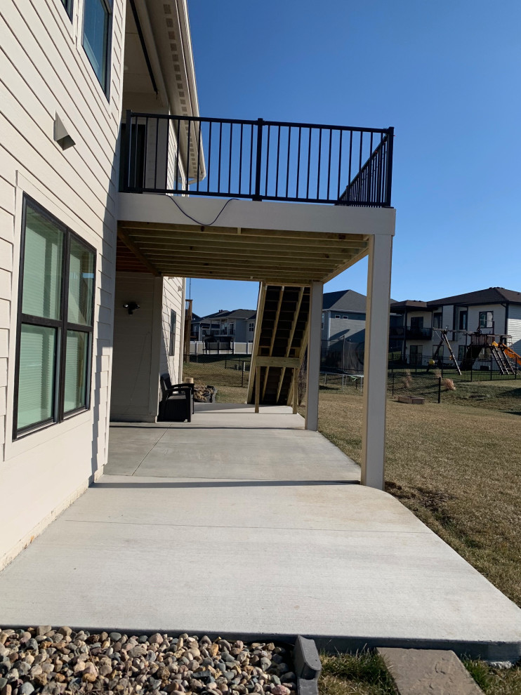 Mid-sized arts and crafts backyard second story deck photo