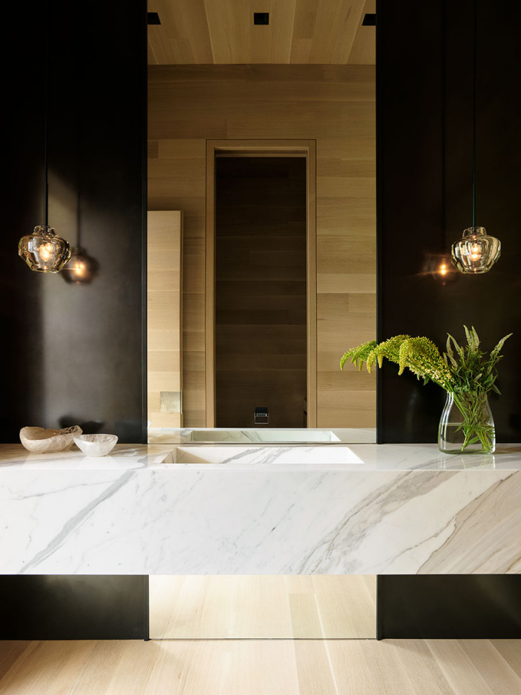 Ispirazione per un bagno di servizio moderno con ante bianche, parquet chiaro, top bianco e soffitto in legno