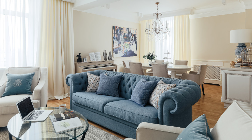 Идея дизайна: гостиная комната среднего размера в классическом стиле с бежевыми стенами, зоной отдыха, балками на потолке и синим диваном