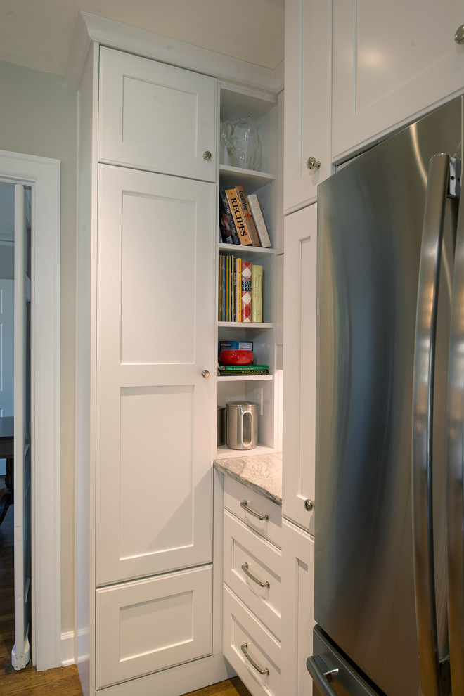 Eat-in kitchen - mid-sized transitional u-shaped medium tone wood floor eat-in kitchen idea with an undermount sink, shaker cabinets, white cabinets, granite countertops, gray backsplash, mosaic tile backsplash, colored appliances and an island