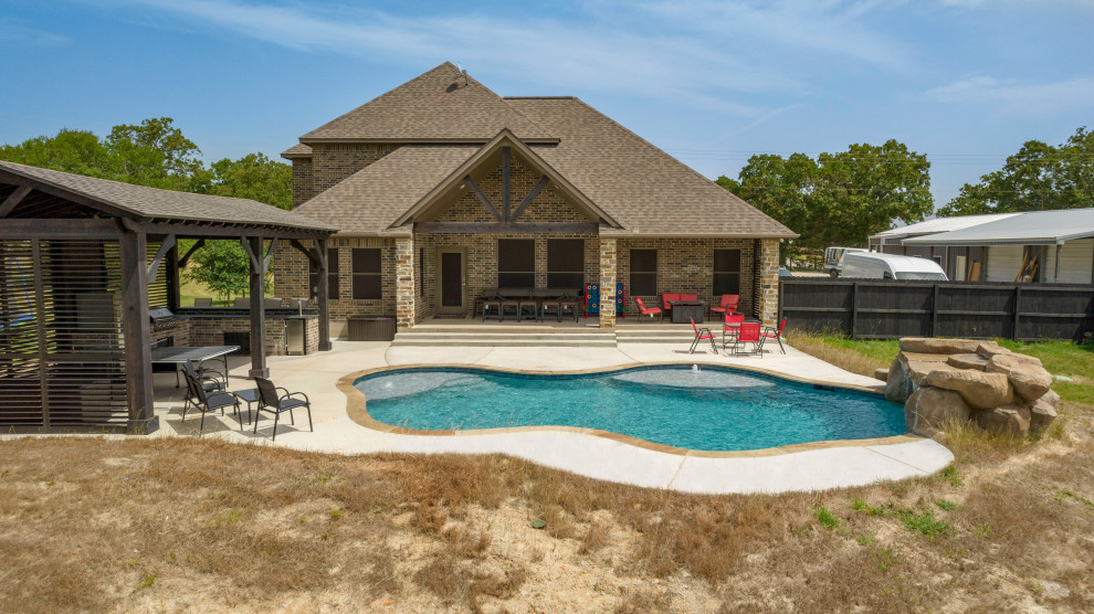 Foto di una piscina naturale stile rurale personalizzata di medie dimensioni e dietro casa con lastre di cemento