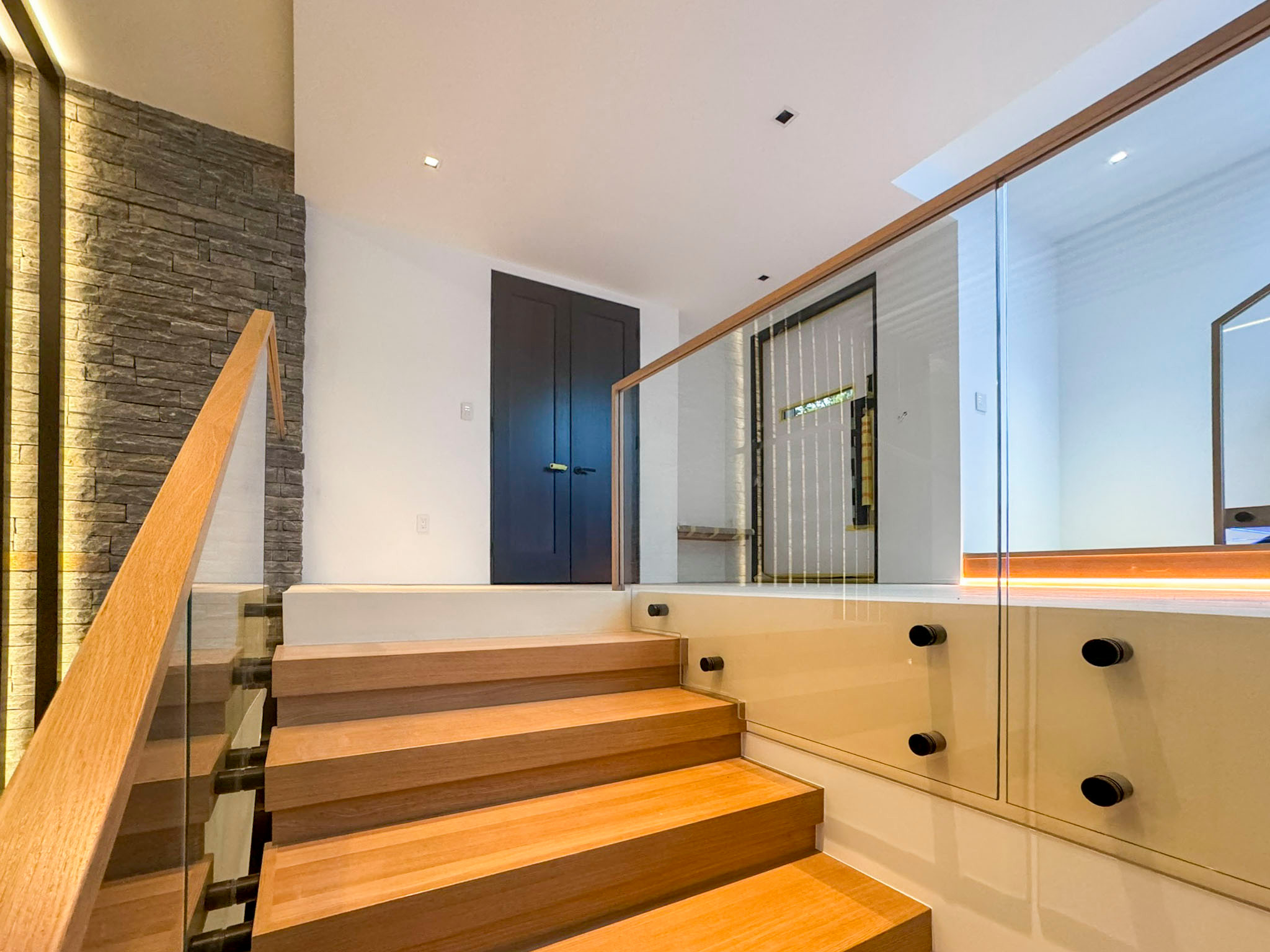 126_Visually Open and Light Contemporary Staircase, Mclean, VA 22102