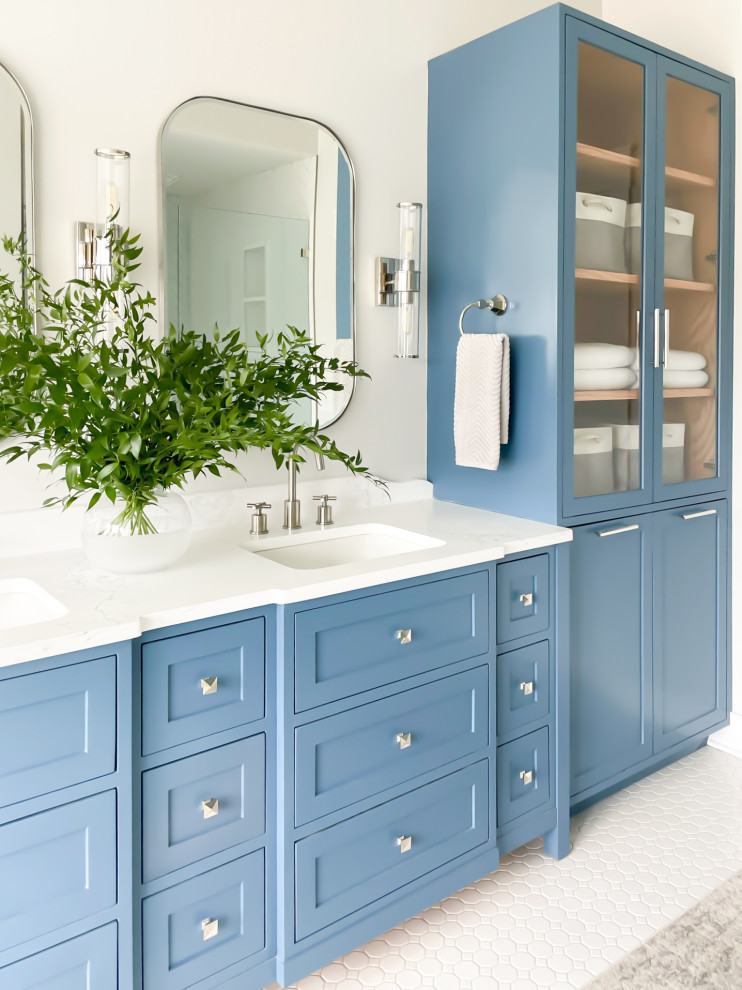 Idée de décoration pour une grande douche en alcôve principale tradition avec un placard à porte shaker, des portes de placard bleues, une baignoire sur pieds, un carrelage blanc, des carreaux de céramique, un mur gris, un sol en carrelage de céramique, un lavabo encastré, un plan de toilette en quartz modifié, un sol blanc, une cabine de douche à porte battante, un plan de toilette blanc, buanderie, meuble double vasque, meuble-lavabo encastré et un plafond voûté.