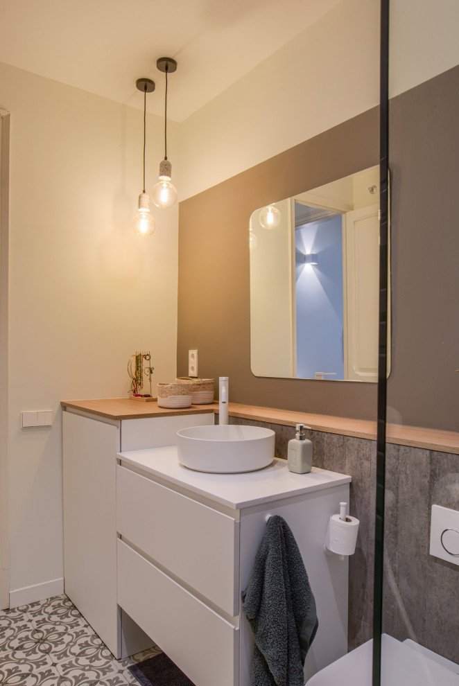 Idéer för mellanstora nordiska brunt en-suite badrum, med släta luckor, vita skåp, grå kakel, klinkergolv i keramik, laminatbänkskiva och grått golv
