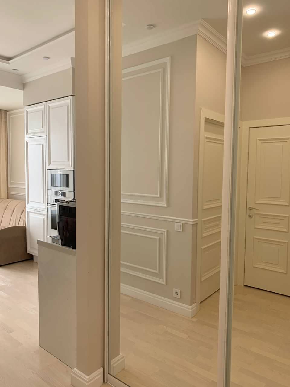 Светлая однокомнатная квартира в неоклассическом стиле