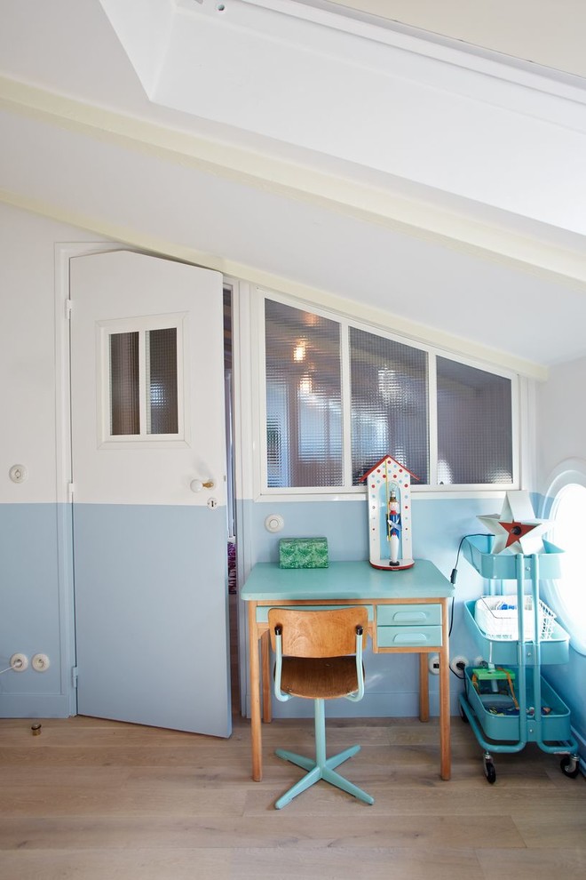 Design ideas for a mid-sized contemporary gender-neutral kids' bedroom for kids 4-10 years old in Paris with multi-coloured walls, light hardwood floors and beige floor.