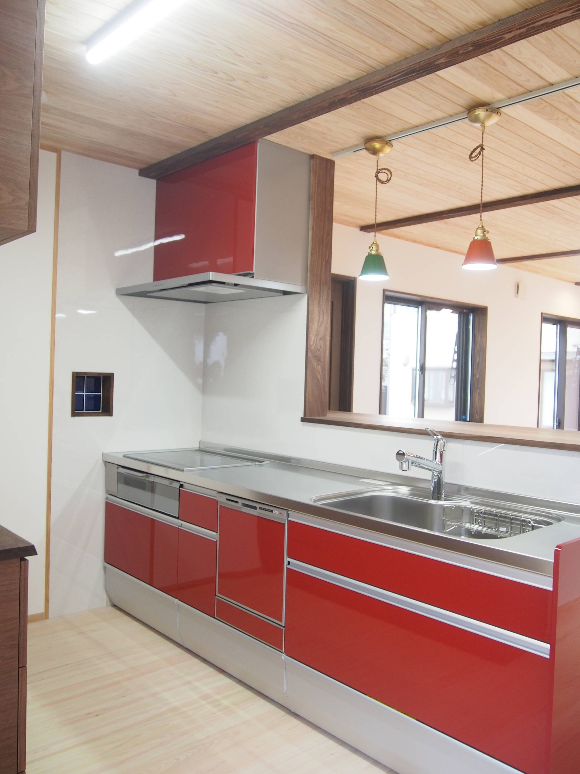 北欧スタイルのおしゃれなキッチン (赤いキャビネット) の画像 75選