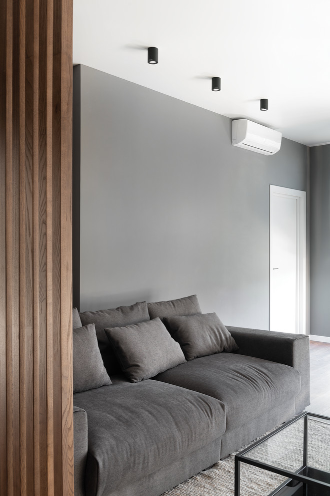 Спокойный, темный интерьер с элементами дерева