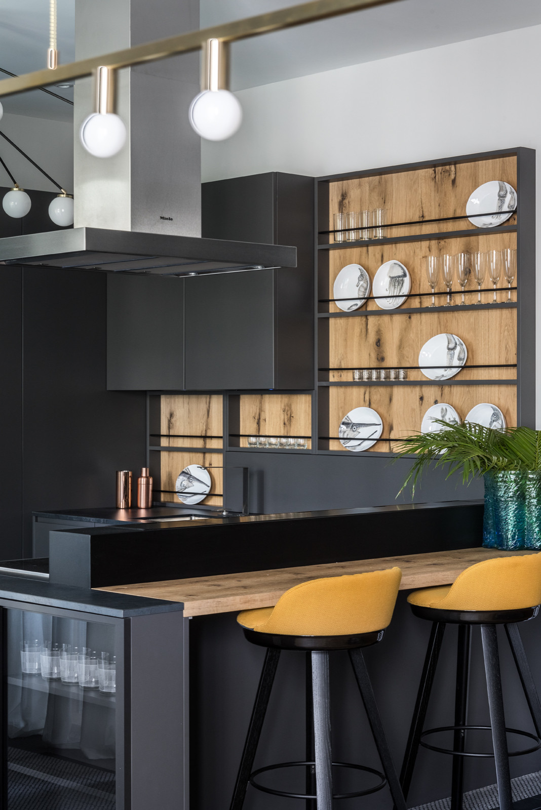 Яркая квартира с элементами из латуни