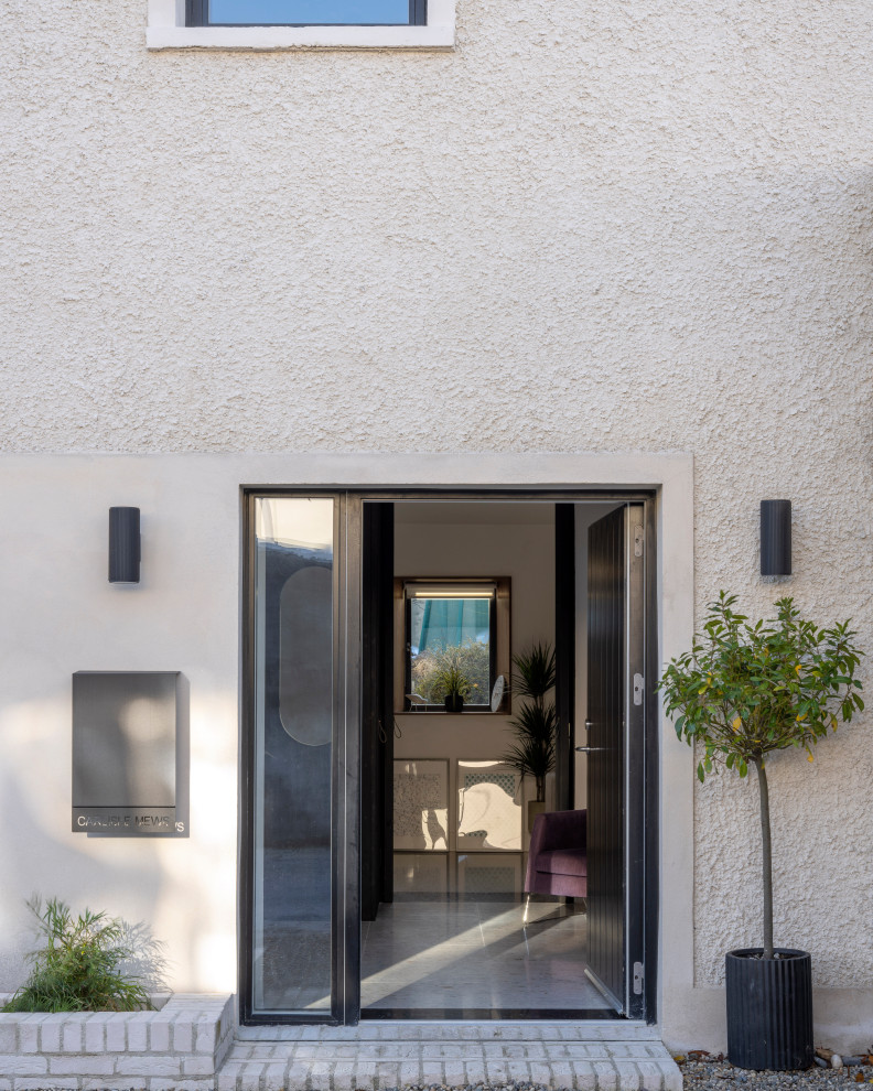Mittelgroße Moderne Haustür mit weißer Wandfarbe, Terrazzo-Boden, Einzeltür, schwarzer Haustür, weißem Boden und Kassettendecke in Sonstige