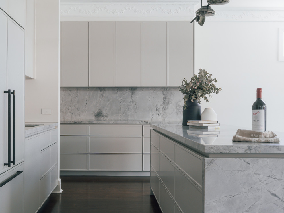Exempel på ett stort modernt grå grått kök och matrum, med en undermonterad diskho, skåp i shakerstil, grå skåp, granitbänkskiva, grått stänkskydd, svarta vitvaror, mörkt trägolv, en köksö och brunt golv