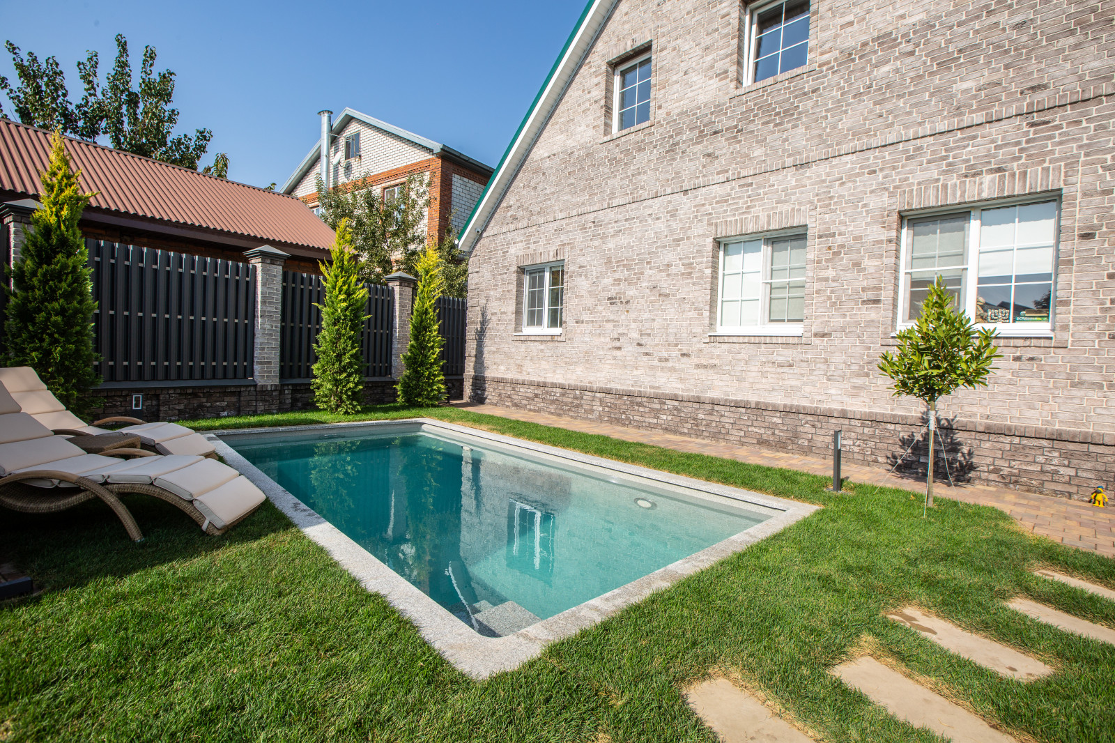 Комозитный бассейн с парящей архитектурой