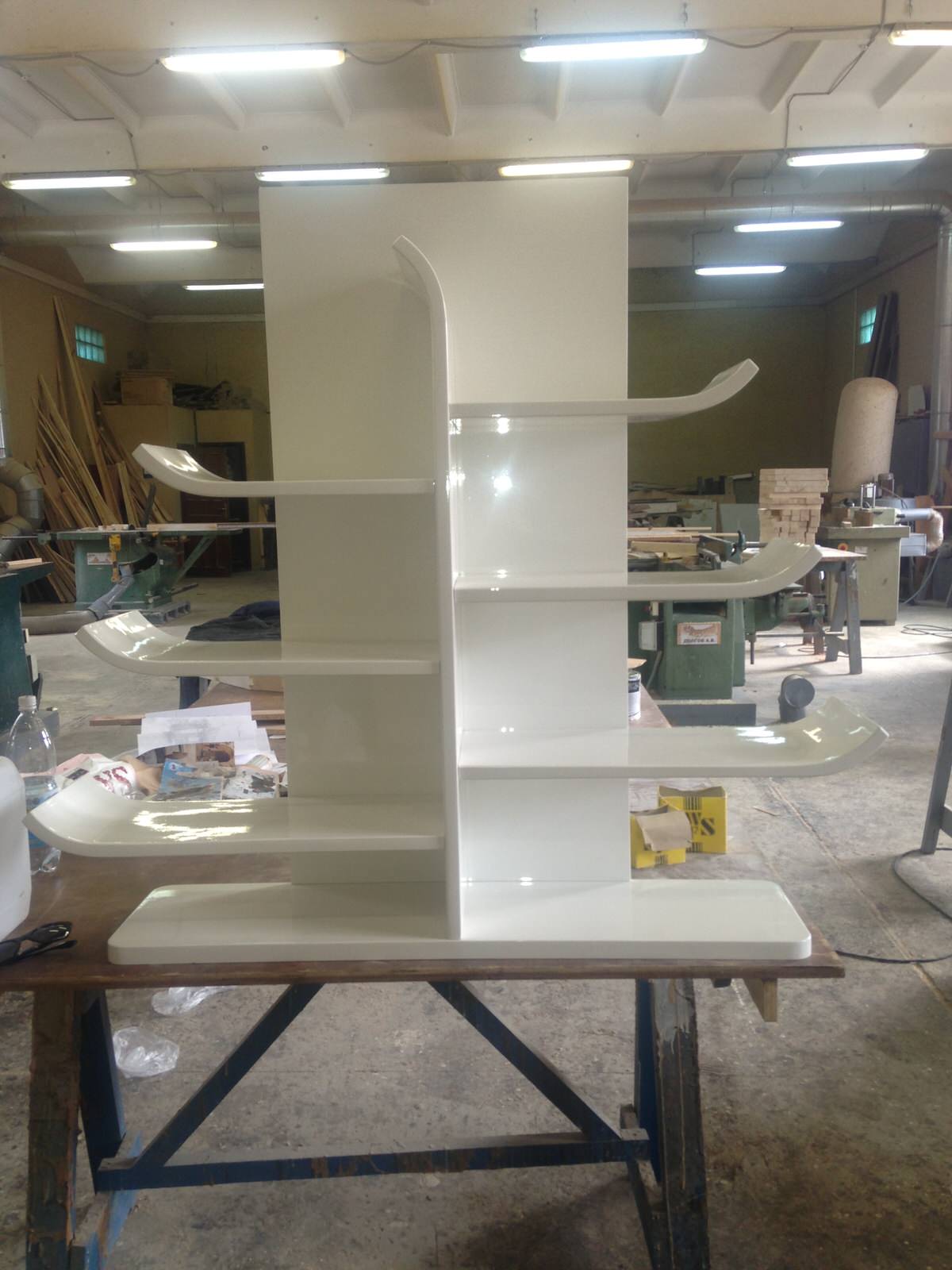 Глянцевая кроволинейная дизайнерская полка