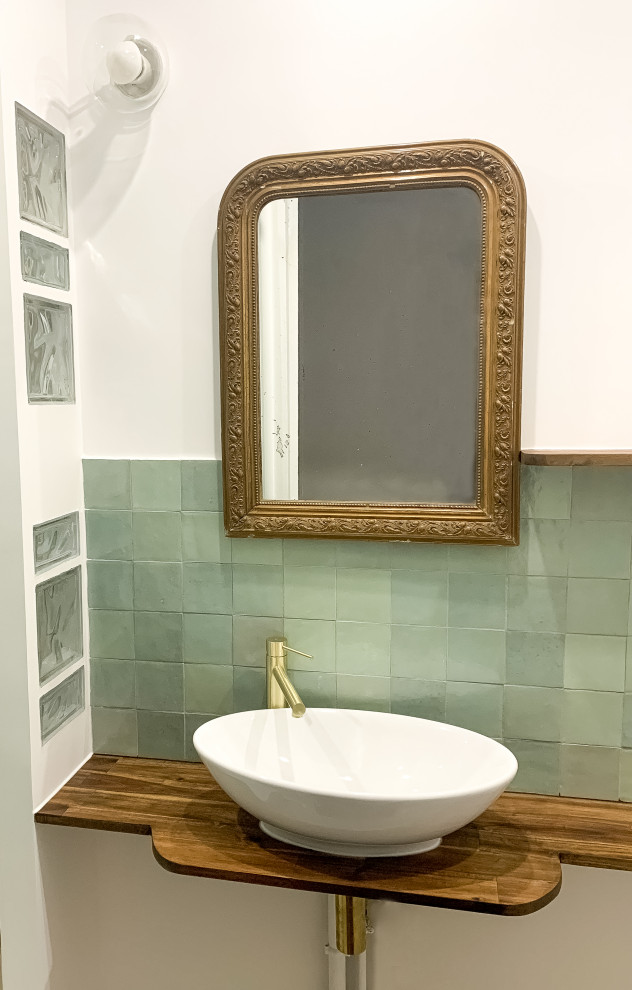 Bild på ett litet 60 tals badrum med dusch, med en öppen dusch, en vägghängd toalettstol, grön kakel, keramikplattor, vita väggar, travertin golv, ett fristående handfat, träbänkskiva och beiget golv