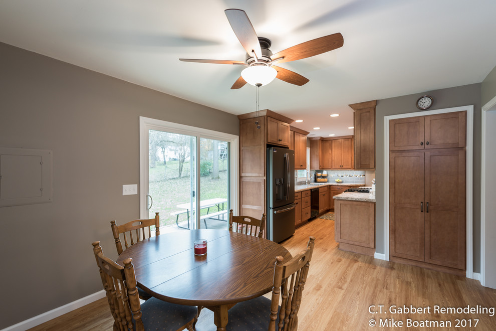 Example of a transitional home design design in Chicago