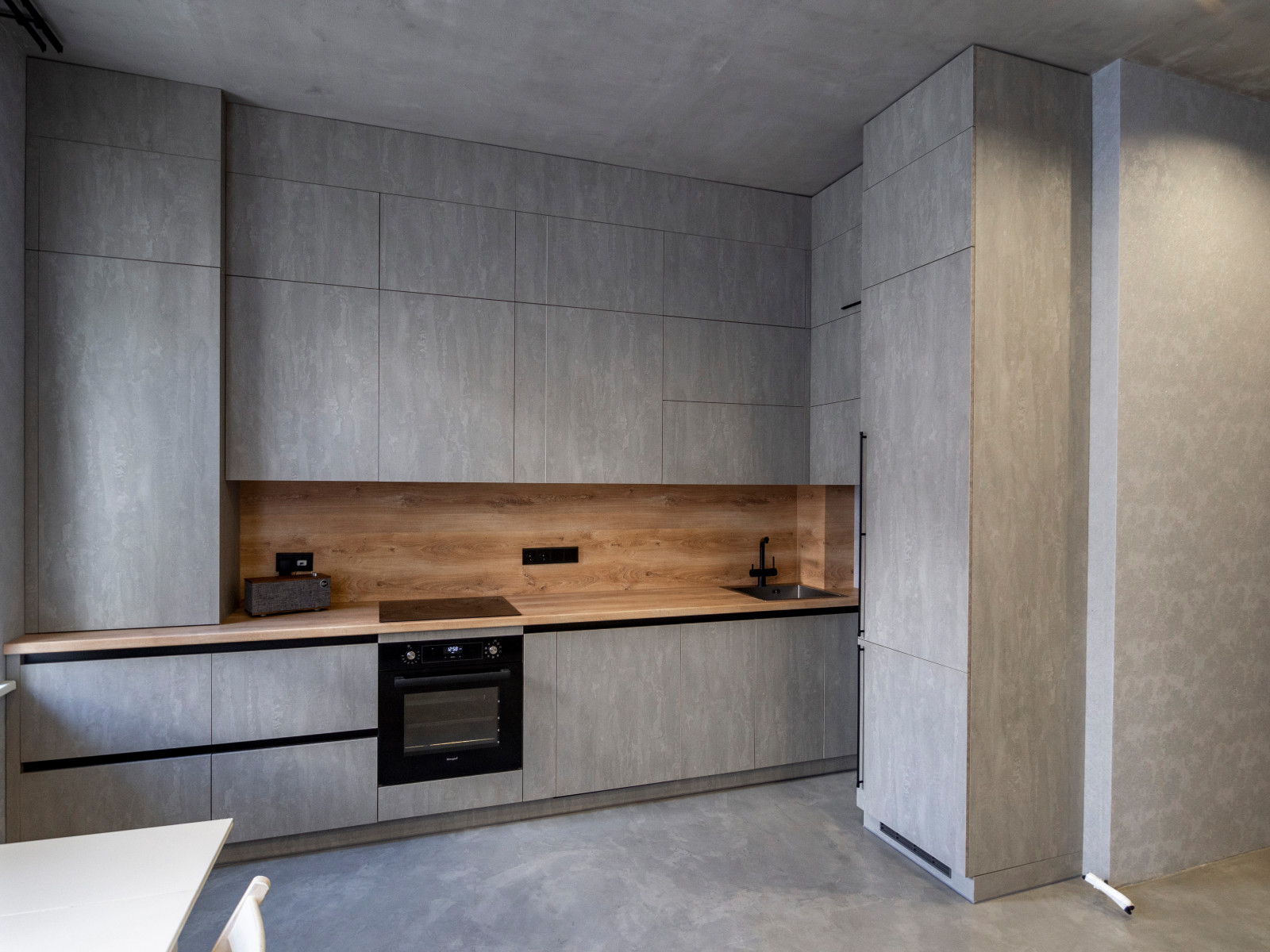 Элегантная минималистичная кухня в сером цвете