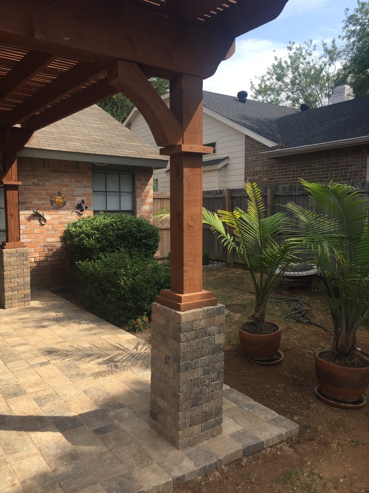 Photo of a traditional patio in Dallas.