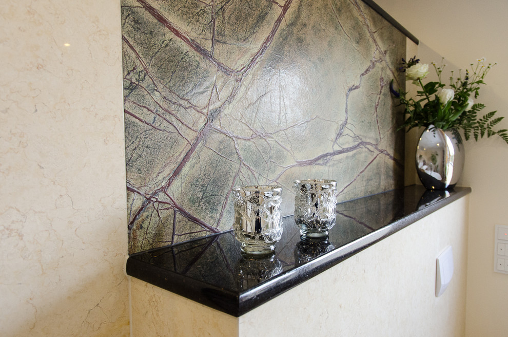 Klassisches Badezimmer mit Marmorboden und Granit-Waschbecken/Waschtisch in Hamburg