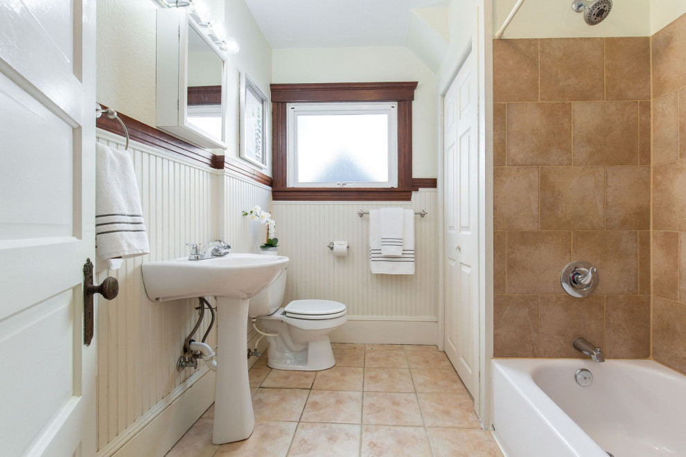 Example of an eclectic bathroom design in Seattle