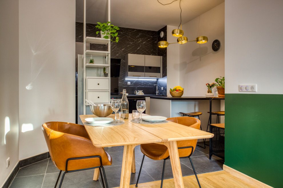 Immagine di una sala da pranzo aperta verso il soggiorno contemporanea di medie dimensioni con pareti nere, parquet chiaro e pavimento marrone