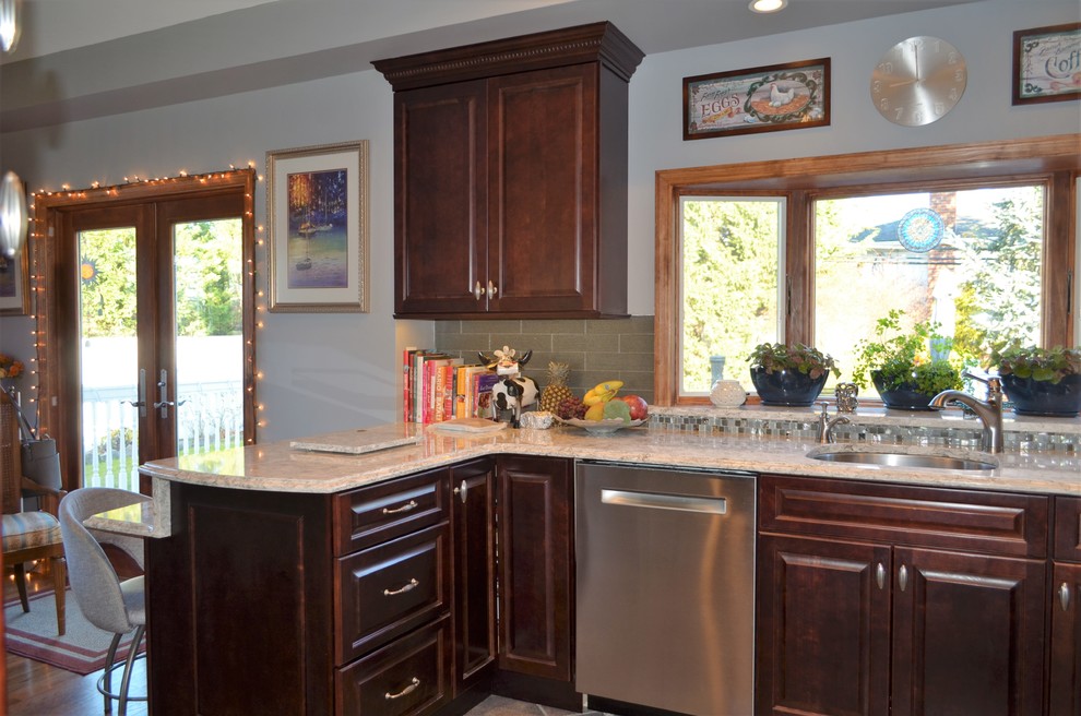 Kitchen - transitional kitchen idea in New York