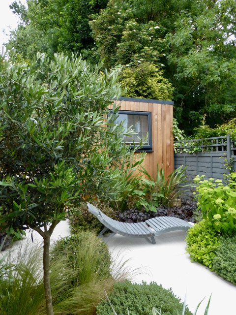 A Long Narrow Garden in West Hampstead contemporary