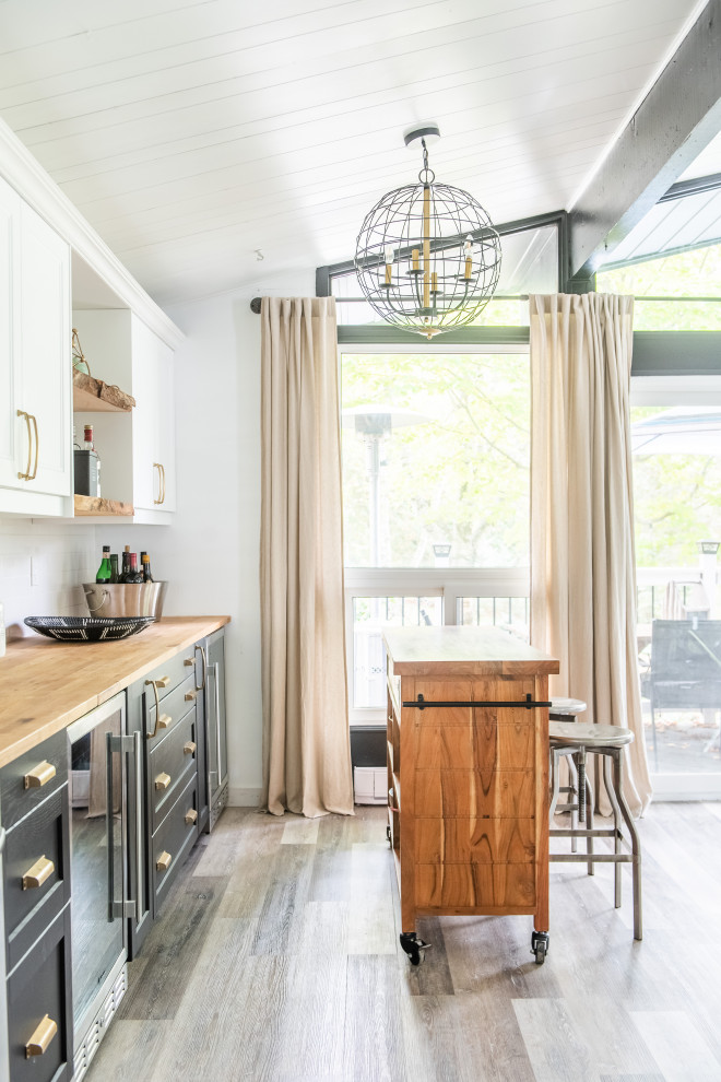 Example of a transitional home design design in Toronto