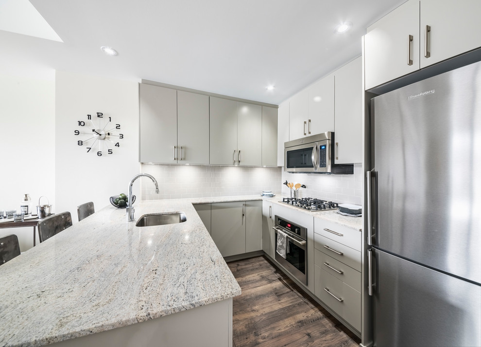 Transitional kitchen photo in Ottawa