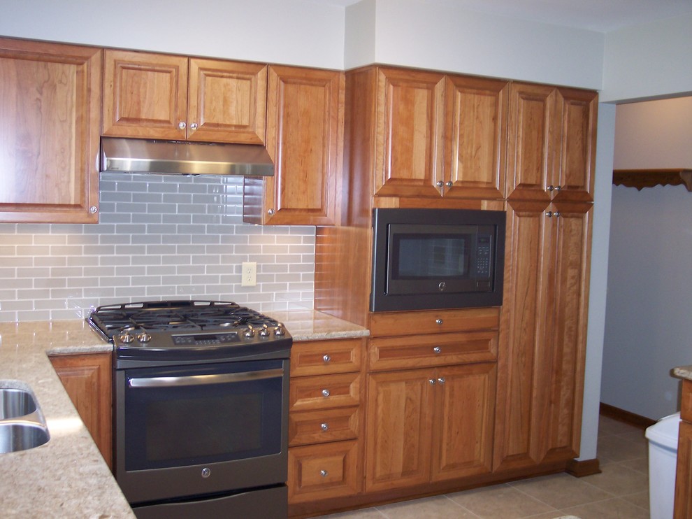 Kitchen - transitional kitchen idea in Columbus