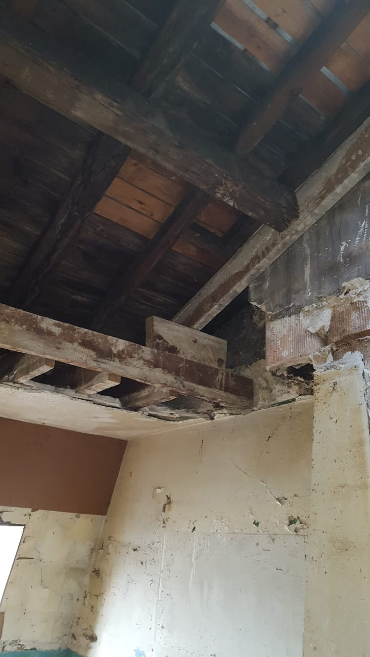 Démolition du plafond pour récupérer les combles