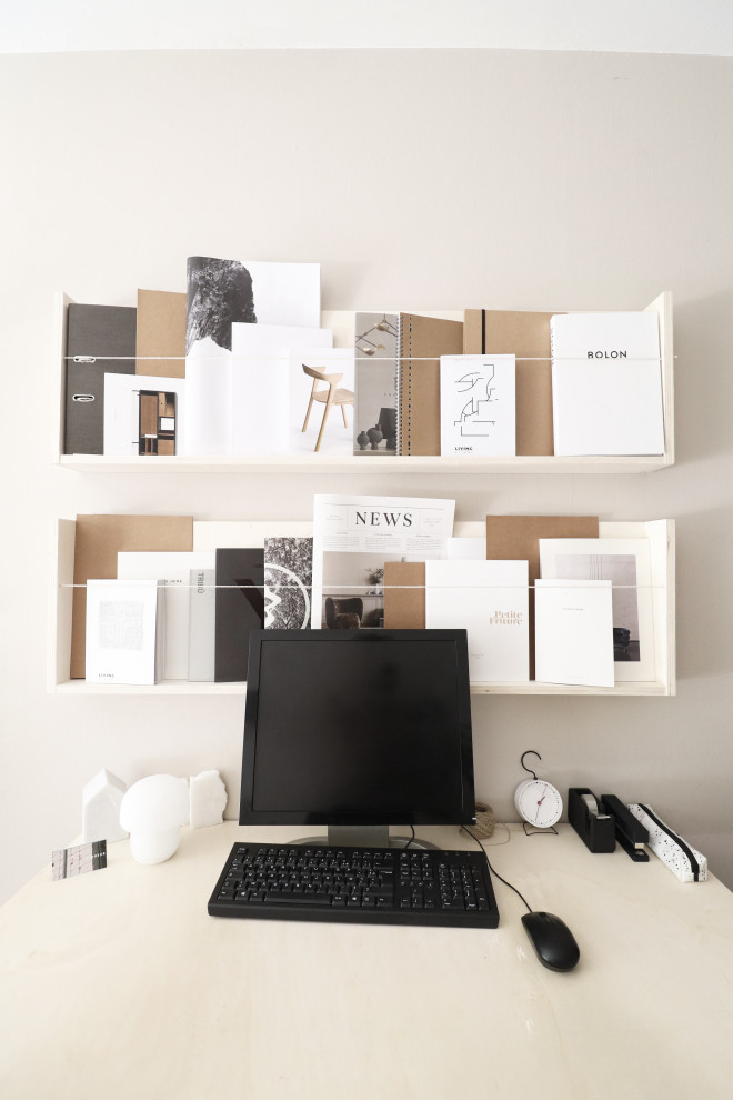 Cette image montre un petit bureau bohème avec un sol en bois brun, un bureau indépendant et un mur beige.