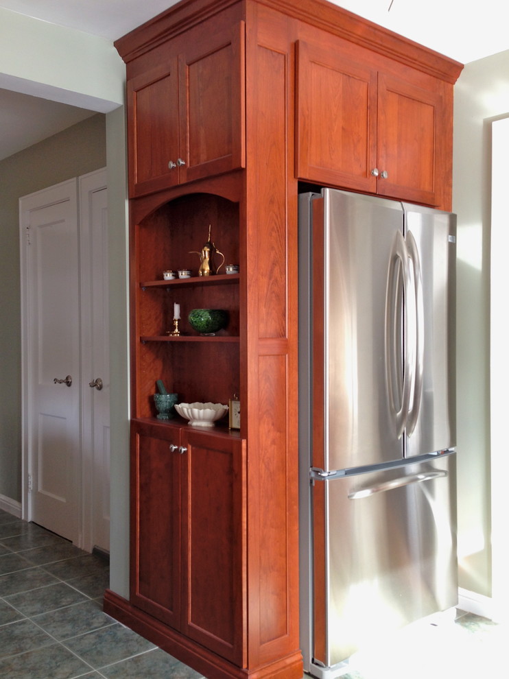 Transitional kitchen photo in Bridgeport