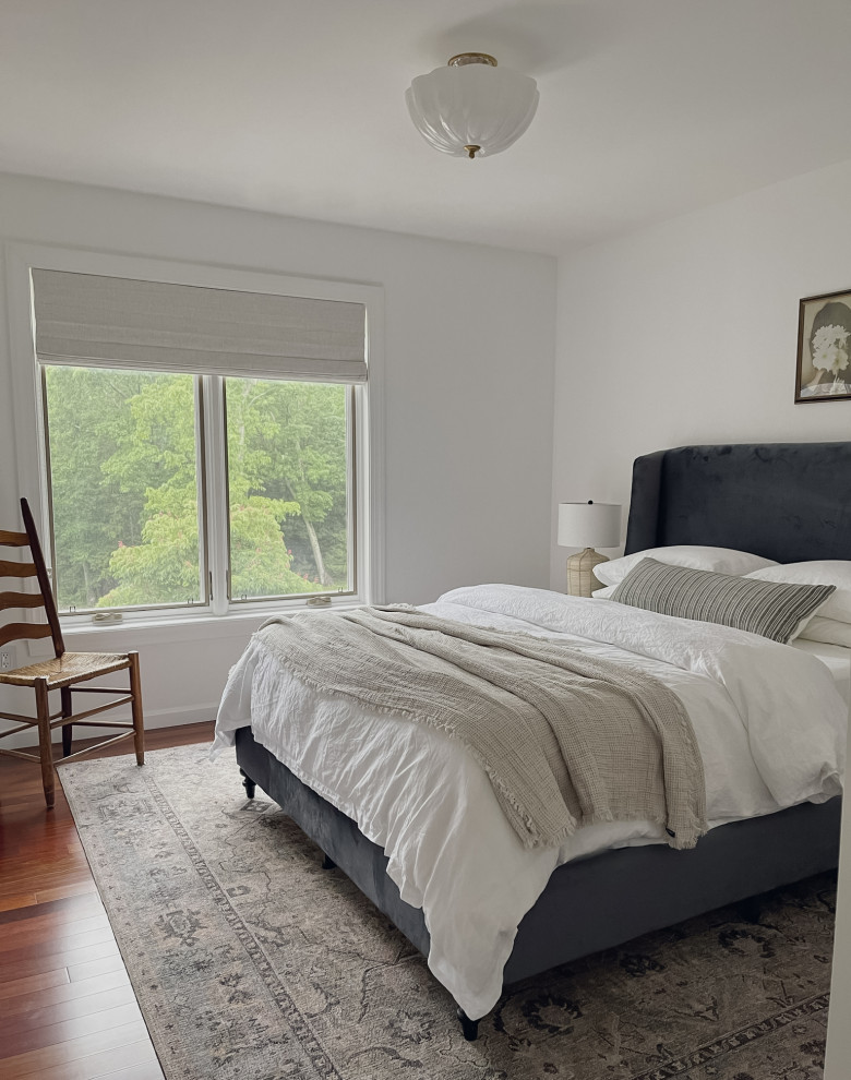 Exemple d'une chambre d'amis éclectique de taille moyenne avec un mur blanc, un sol en bois brun et un sol marron.