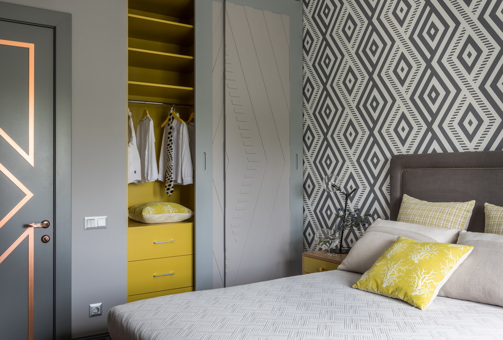 This is an example of a contemporary gender-neutral kids' bedroom in Moscow with multi-coloured walls.