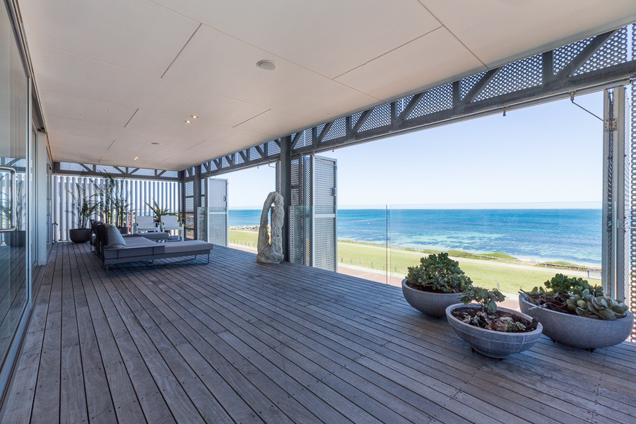 Design ideas for a beach style balcony in Perth.