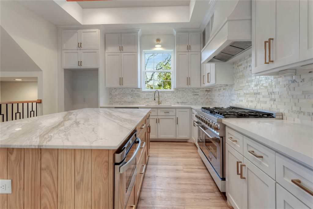 Example of a transitional kitchen design in Houston