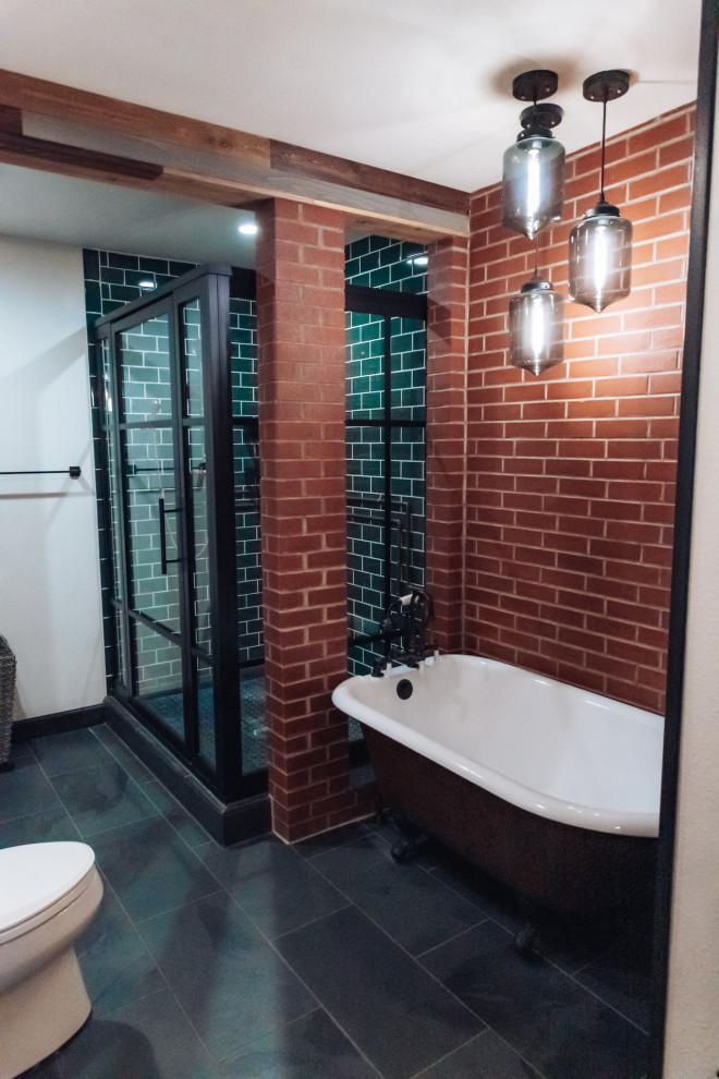 他の地域にあるインダストリアルスタイルのおしゃれな浴室 (置き型浴槽、セラミックタイルの床、グレーの床、開き戸のシャワー、レンガ壁、緑のタイル、サブウェイタイル) の写真