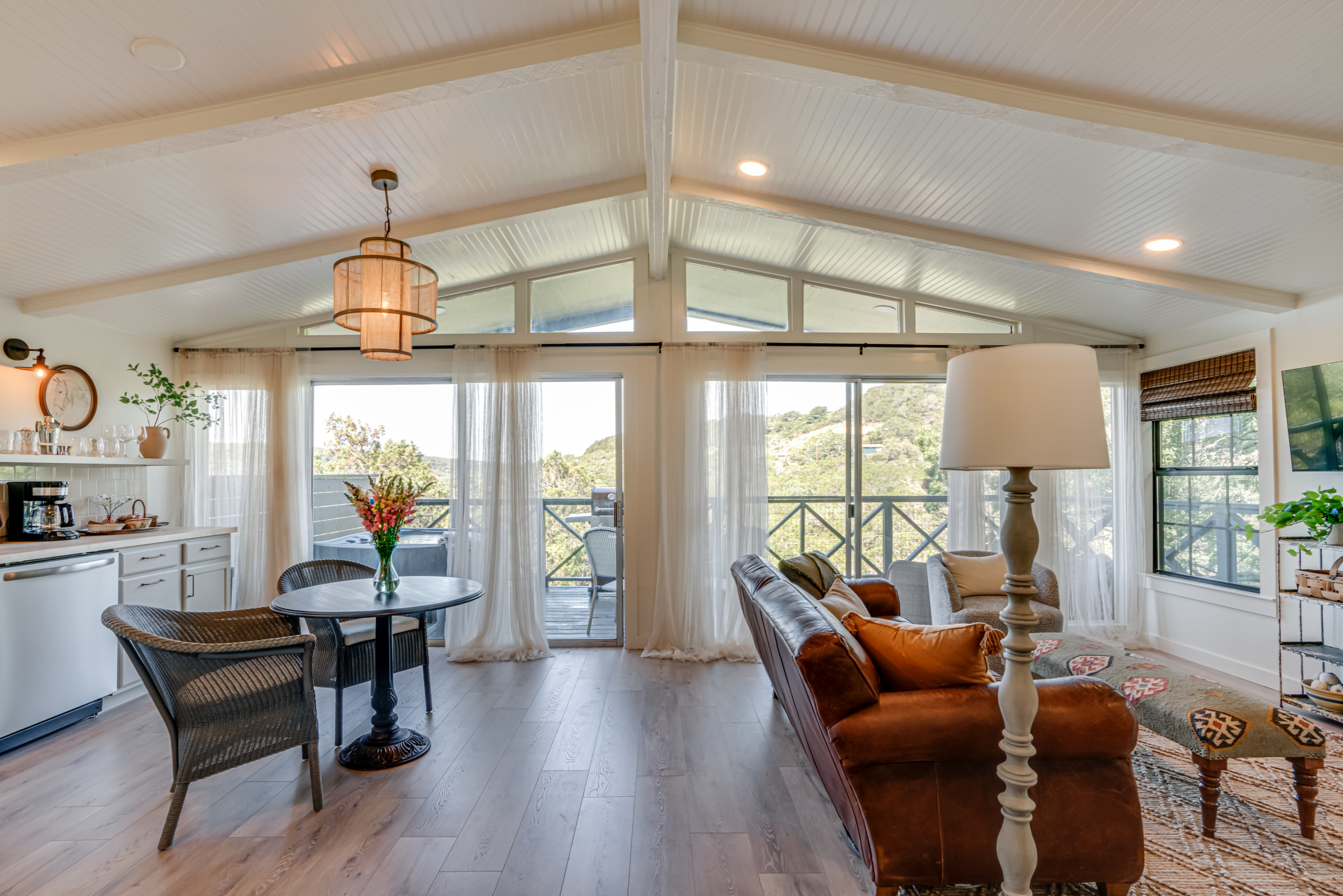 Houzz Tour: 700-Square-Foot Getaway in Texas Hill Country, image size:2560x1708