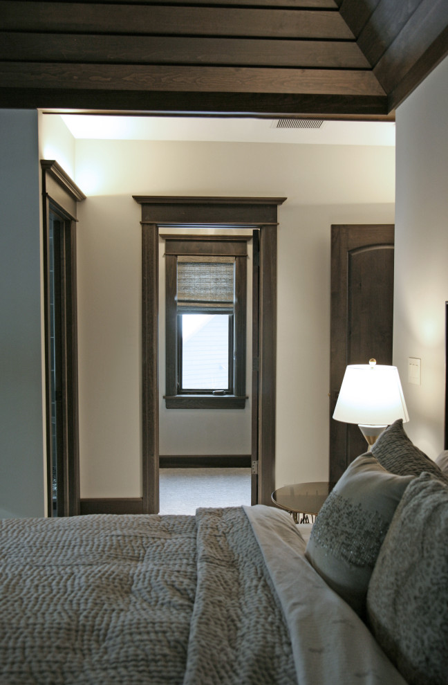 Idee per una camera degli ospiti minimalista di medie dimensioni con pareti beige e moquette