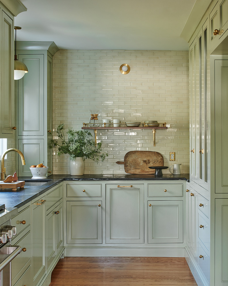 Kitchen - traditional kitchen idea in Philadelphia