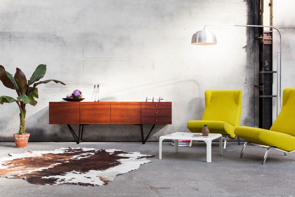 Mittelgroßes Modernes Wohnzimmer im Loft-Stil mit Hausbar, grauer Wandfarbe und Betonboden in München