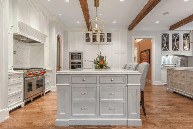 Example of a transitional kitchen design in Chicago