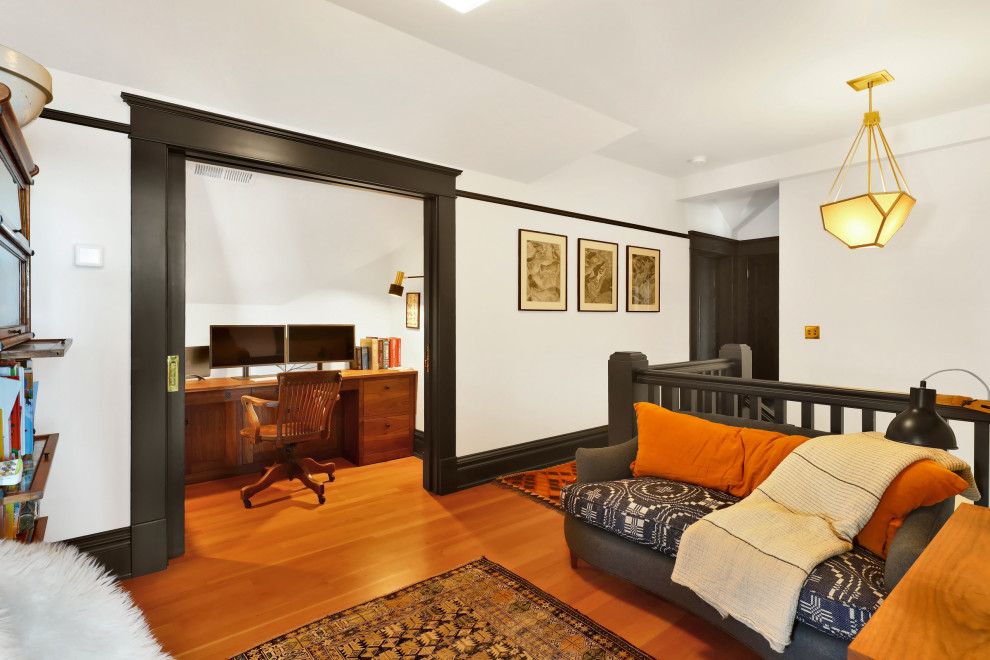 Источник вдохновения для домашнего уюта: большой коридор в стиле кантри с белыми стенами, светлым паркетным полом и оранжевым полом