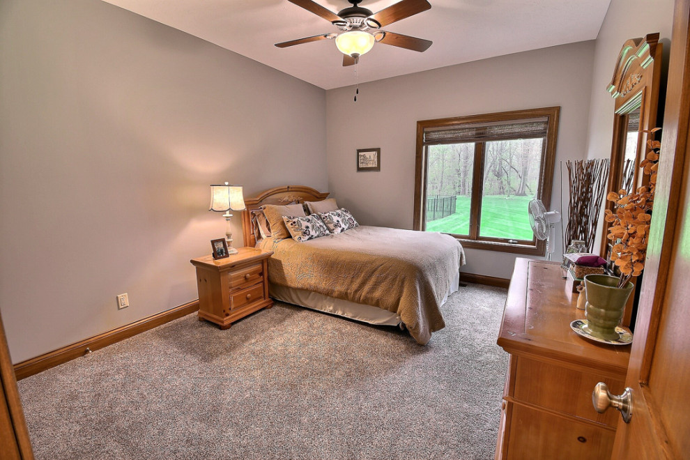 Aménagement d'une chambre classique de taille moyenne avec un mur beige et un sol multicolore.