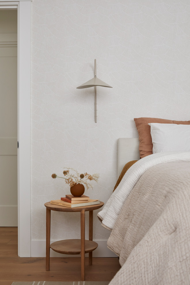 Foto de dormitorio principal escandinavo pequeño con paredes beige, suelo de madera clara, suelo marrón y papel pintado
