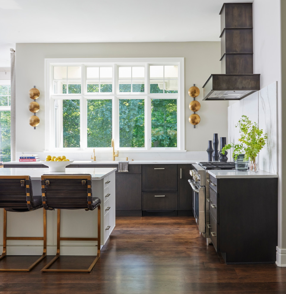 Bild på ett mellanstort eklektiskt vit vitt kök, med en undermonterad diskho, luckor med infälld panel, svarta skåp, bänkskiva i kvarts, vitt stänkskydd, rostfria vitvaror, mörkt trägolv, en köksö och brunt golv