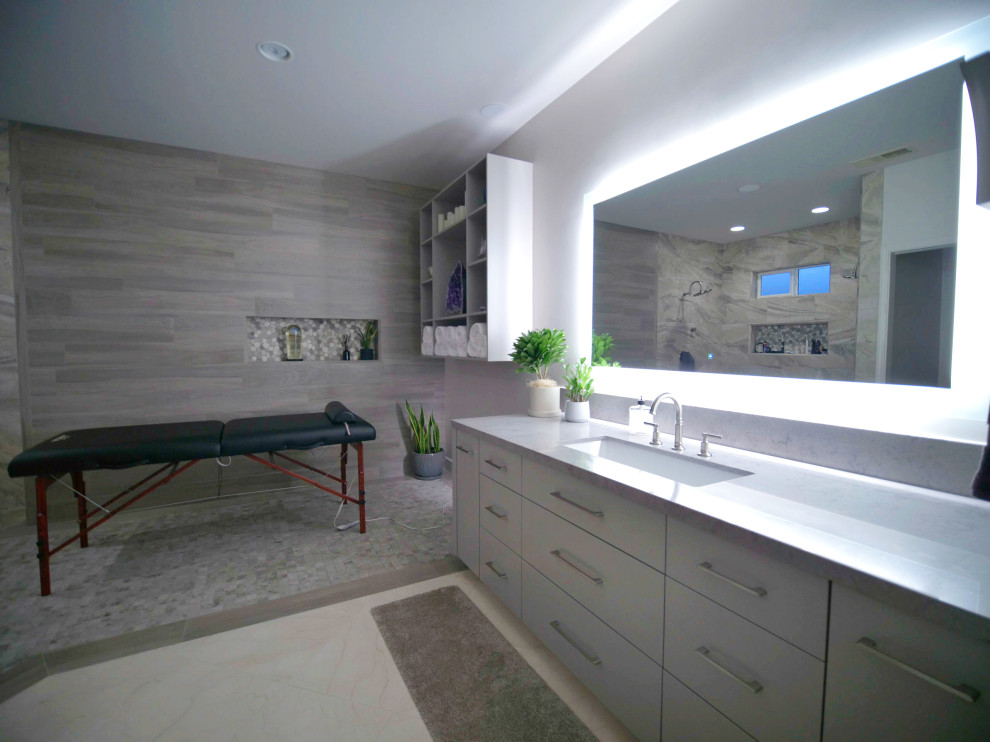 Inspiration för stora moderna vitt en-suite badrum, med släta luckor, vita skåp, grå kakel, vita väggar, marmorgolv, ett nedsänkt handfat, granitbänkskiva och grått golv