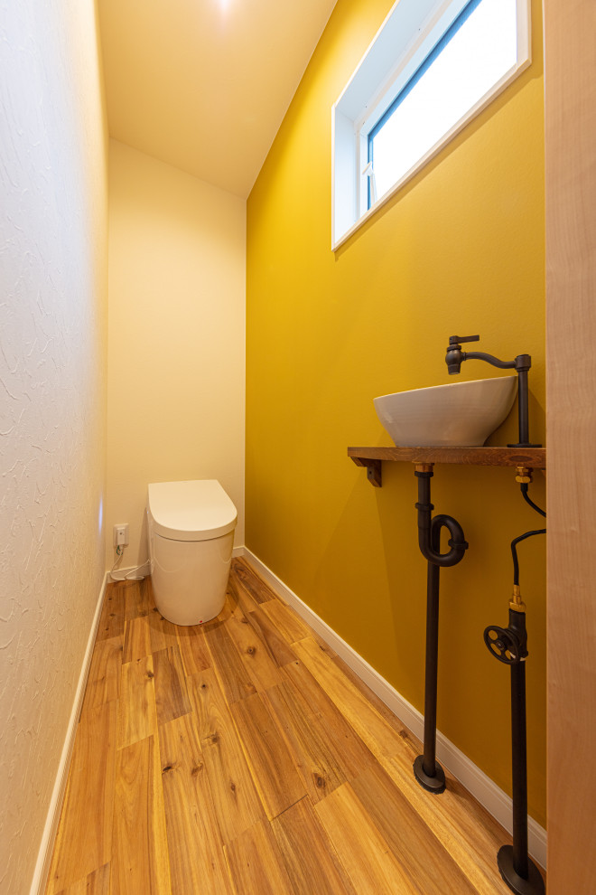 This is an example of a contemporary powder room in Osaka.