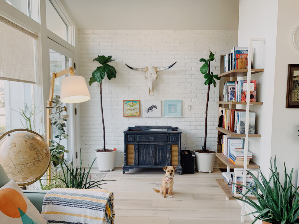 Idee per un soggiorno minimalista di medie dimensioni e stile loft con libreria, pareti bianche, pavimento in vinile, pavimento beige e travi a vista